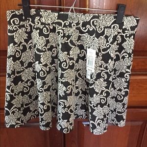 Super cute black and white flower 🌸 skater skirt